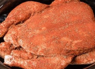 Πασπαλίζει το κοτόπουλο με αυτό το μείγμα και το βάζει στο φούρνο – Το αποτέλεσμα; Τραγανό και πεντανόστιμο!