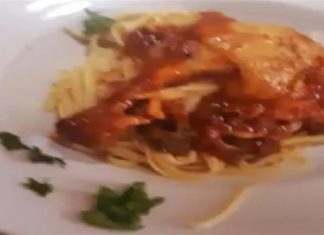 Γεμιστό χωριάτικο κοτόπουλο με λαδοτύρι και σάλτσα με μακαρόνια