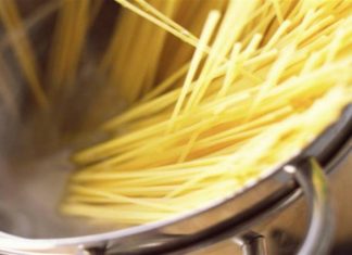 Τεράστια προσοχή πριν βάλετε τα μακαρόνια στην κατσαρόλα: Μπορεί να σας καταστρέψει τη συνταγή αυτή η μοιραία κίνηση