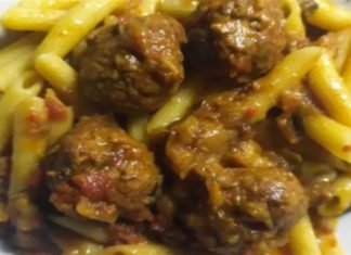 Μακαρόνια με σάλτσα μελιτζάνας και κεφτεδάκια