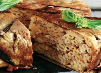 Η συνταγή που βαθμολόγησε με 5 αστέρια το διαδίκτυο: Μακαρονόπιτα με φρυγανιά και ελαιόλαδο από την Αργυρώ Μπαρμπαρίγου