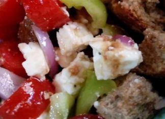 Ντακοσαλάτα με φέτα και πιπεριά