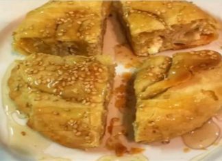 Σαρικόπιτα: Η παραδοσιακή τυρόπιτα με ξινομυζήθρα και μέλι από την Κρήτη