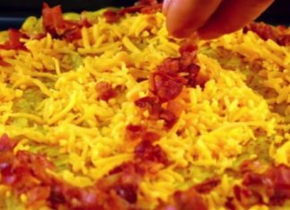 Τρίβει 2 πατάτες και τις βάζει στο φούρνο. Μόλις όμως προσθέτει το μπέικον; Δημιουργεί κάτι το ονειρεμένο!