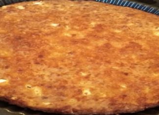 Εύκολη τυρόπιτα με μπαγιάτικο ψωμί και μυζήθρα χωρίς φύλλο!