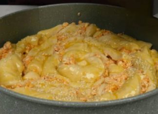 Εύκολη τυρόπιτα φόρμας με ζύμη γιαουρτιού, για όλες τις ώρες