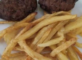 Αφράτα μπιφτέκια με πατάτες φούρνου σαν τηγανητές