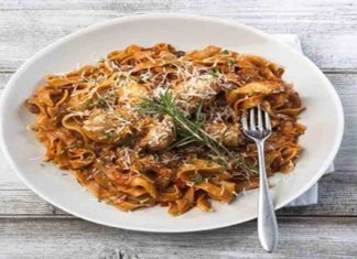Χορταστικό κοτόπουλο κρασάτο με μακαρόνια – Συνταγή κόλαση της Αργυρώς Μπαρμπαρίγου