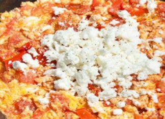 Αυγά με ντομάτες: Μια συνταγή για «Καγιανά» ή «Στραπατσάδα» που θυμίζει τις παλιές εποχές της γιαγιάς μας