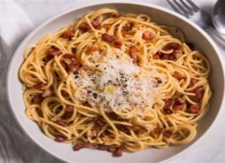 Ξεχάστε όσα ξέρατε: Αυτή είναι η καλύτερη σάλτσα για τα μακαρόνια σας