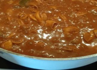 Καλαμαράκια με κόκκινη σάλτσα και κρασί – Μια συνταγή της Βέφας Αλεξιάδου