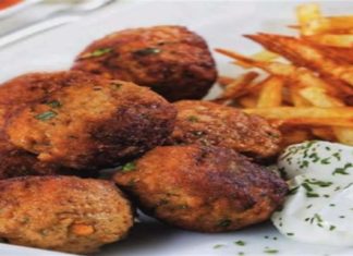 Λαχταριστά κεφτεδάκια με ντομάτα και γιαούρτι