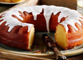 Το απόλυτο κέικ λεμόνι με σιρόπι από την Αργυρώ Μπαρμπαρίγου