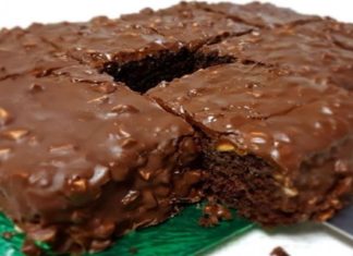 Το σοκολατένιο κέικ με φιστίκια που γίνεται σε 6 λεπτά και σίγουρα θα σας τρέχουν τα σάλια (Video)