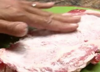 Ρίχνει μαγειρική σόδα πάνω σε ένα κομμάτι κρέας – Ο λόγος; Πανέξυπνος! (Video)