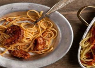 Μακαρόνια με χταπόδι κοκκινιστό που «λιώνει» στο στόμα – Αξεπέραστη η συνταγή της Αργυρώς Μπαρμπαρίγου