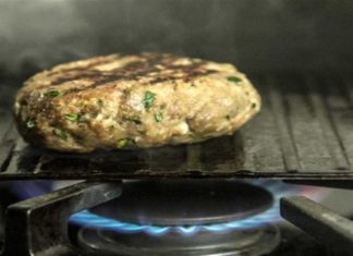 Ξεχάστε όσα ξέρατε: Σε αυτό το σκεύος μαγειρεύεται το τέλειο μπιφτέκι