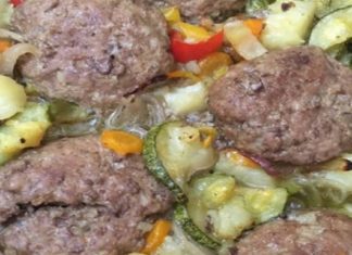 Ζουμερά μπιφτέκια με λαχανικά στη γάστρα