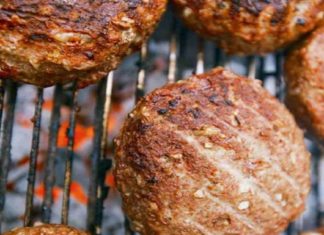 Τεράστια προσοχή πριν ψήσετε τα μπιφτέκια: Το λάθος που τα καταστρέφει όσο καλά κι αν τα φτιάξετε