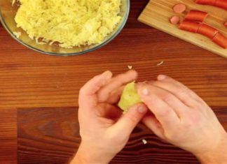 Τυλίγει ένα λουκάνικο με λιωμένη βραστή πατάτα – Μόλις δείτε αυτή τη συνταγή θα τρέξετε να τη δοκιμάσετε