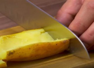 Βράζει μια πατάτα, την κόβει στη μέση και τη βάζει στο ταψί – Όταν ολοκληρώσει τη συνταγή θα σας τρέχουν τα σάλια