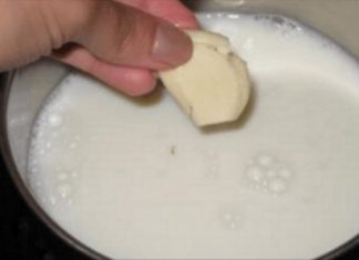 Ζεσταίνει λίγο γάλα σε μια κατσαρόλα και πετάει μέσα μια σκελίδα σκόρδο – Ο λόγος; Θα σας αφήσει άφωνους