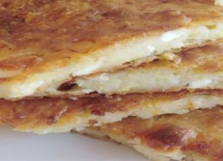 Εύκολη τυρόπιτα με μπαγιάτικο ψωμί χωρίς φύλλο