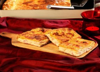 Χριστουγεννιάτικη και αφράτη ζαμπονοτυρόπιτα από την Μπαρμπαρίγου με λίγα υλικά