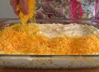 Τρίβει τυρί, πάνω στις πατάτες και τα βάζει στο φούρνο! Το αποτέλεσμα; Πατάτες λουκούμι!