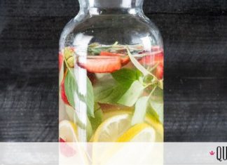 Άκης Πετρετζίκης: Αρωματισμένο νερό με φράουλες και ακτινίδιο