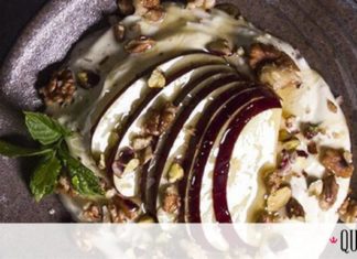 Άκης Πετρετζίκης: Γιαούρτι με μήλα, μπαχαρικά και μέλι