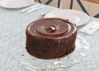 Πανεύκολο κέικ σοκολάτα χωρίς αυγά και βούτυρο από την Αργυρώ Μπαρμπαρίγου
