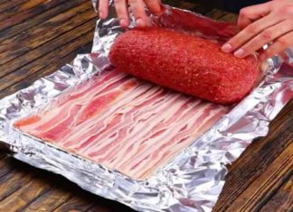 Άπλωσε 10 φέτες μπέικον στο αλουμινόχαρτο και τύλιξε τον κιμά – Δείτε το αποτέλεσμα και θα σας τρέχουν τα σάλια!