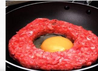 Κάνει μια τρύπα στον κιμά και ρίχνει μέσα αυγό – Το αποτέλεσμα είναι εξωπραγματικό!