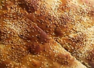 Λαχταριστά τυρόπιτα με μπεσαμέλ