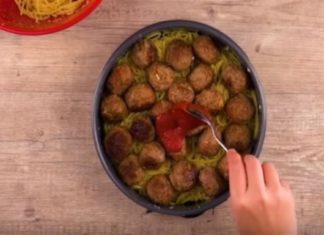 Βάζει μακαρόνια σε ταψί και πετάει πάνω τα κεφτεδάκια με σάλτσα ντομάτας και τυρί – Θα τρέξετε να το κάνετε!