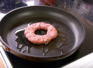 Ανοίγει μια τρύπα στο μπιφτέκι και το ρίχνει στο τηγάνι. Το Αποτέλεσμα; Πεντανόστιμο!