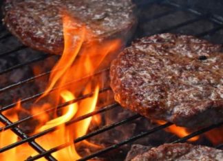 Σας διαλύονται τα μπιφτέκια στο ψήσιμο; Το μοναδικό κόλπο για να μη ξαναγίνει ποτέ