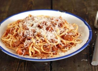 Απίστευτη ιταλική συνταγή: Μακαρόνια με αυθεντική σάλτσα Μπολονέζ