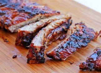 Τσικνοπέμπτη: Χοιρινά παϊδάκια καραμελωμένα με bbq sauce και ζεστή πατατοσαλάτα