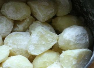 Κόβει σε κύβους τις πατάτες, τις αλευρώνει και προσθέτει σκόρδο και κρεμμύδι – Θα ξετρελαθείτε με το αποτέλεσμα