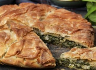 Τραγανή και εύκολη σπανακόπιτα από την Αργυρώ Μπαρμπαρίγου