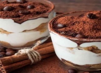 Γλυκό ψυγείου στο ποτήρι με σοκολάτα και ρούμι – Συνταγή της Αργυρώς Μπαρμπαρίγου