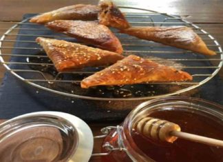 Πανεύκολη πολίτικη συνταγή από την Αργυρώ Μπαρμπαρίγου – Τραγανά τρίγωνα φαναριώτικα με