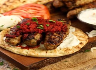 Συνταγή για κεμπάπ κοτόπουλου γιαουρτλού από τον Βαγγέλη Δρίσκα (video)