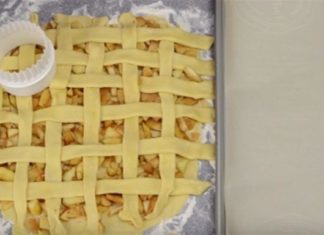 Παίρνει κομμένα μήλα και τα καλύπτει σταυρωτά με ζύμη- Μόλις δείτε το αποτέλεσμα θα τρέξετε στην κουζίνα