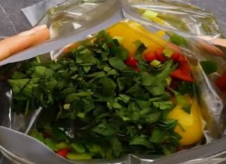 Βάζει σε μια σακούλα αυγά και λαχανικά, στη συνέχει τη βουτάει σε βραστό νερό – Το αποτέλεσμα θα σας εκπλήξει!