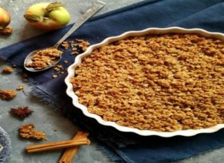 Ψιχουλιαστή μηλόπιτα σαν να βγήκε από το φούρνο της μαμάς!