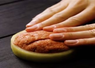 Έκοψε μια ροδέλα κρεμμύδι και τη γέμισε με κιμά – Το αποτέλεσμα είναι απλά πεντανόστιμο!