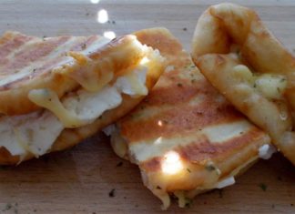 Τυροπιτάκια με πίτα σουβλάκι: Πεντανόστιμα τυροπιτάκια χωρίς ζύμη, με 4 μόνο υλικά, που γίνονται στο άψε σβήσε